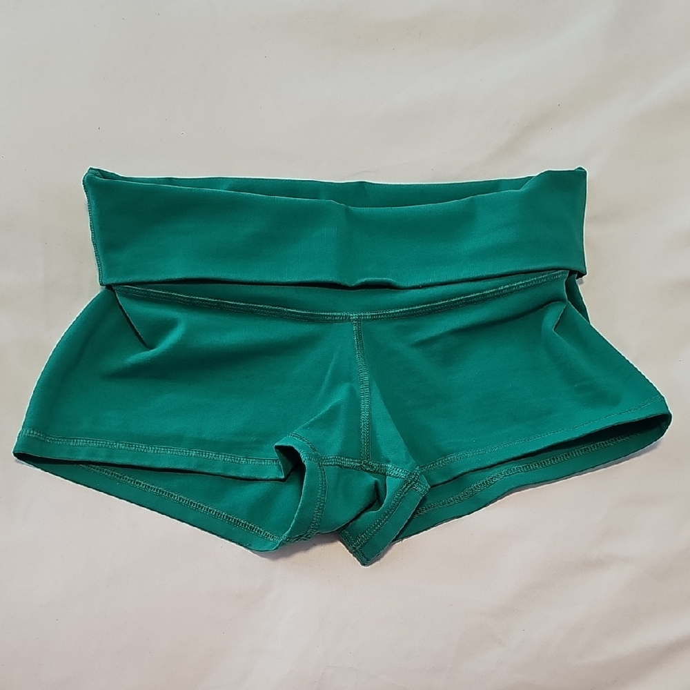 Green Athletic Shorts with Stretchy Moisture-Wicking Fabric Lululemon Size 4